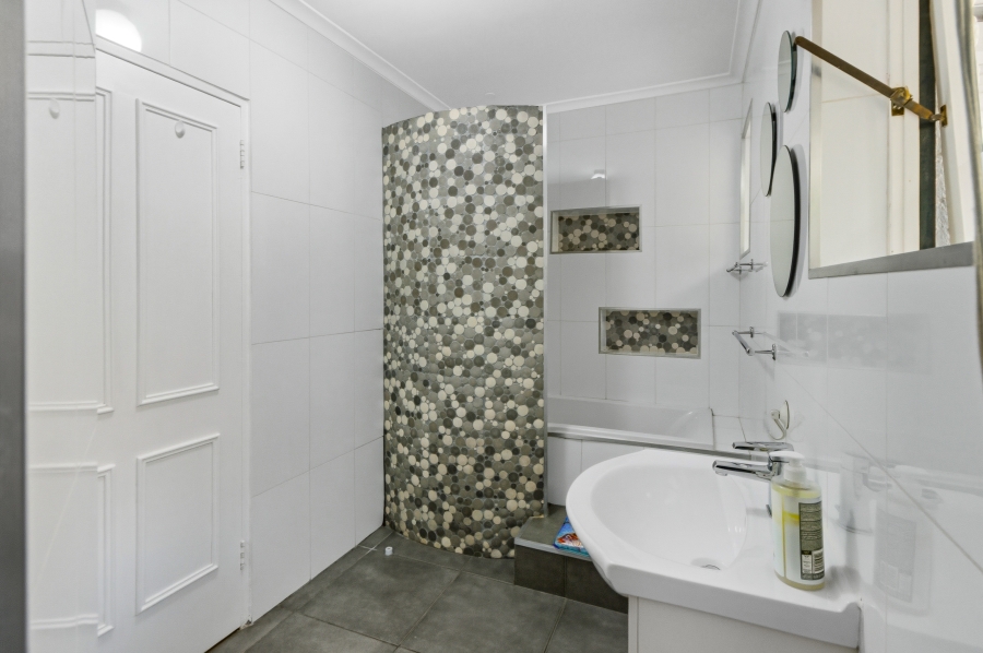 7 Bedroom Property for Sale in Mountainside Western Cape